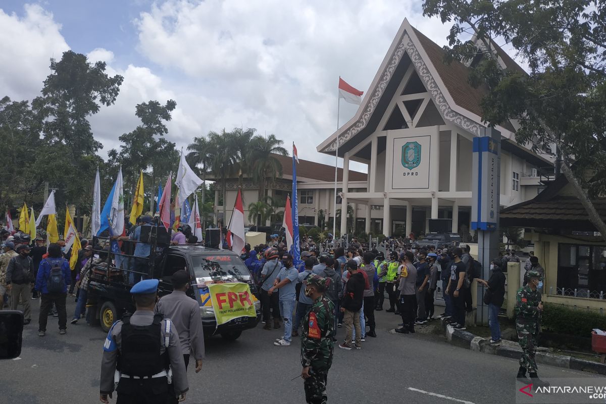 Massa FPR demo di Gedung DPRD Kalbar tolak Omnibus Law