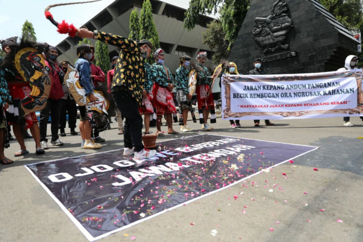 Seniman ajak masyarakat sampaikan aspirasi secara damai