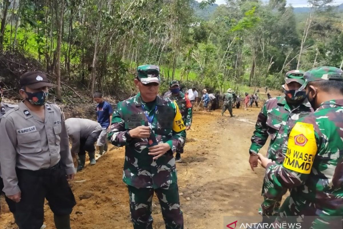 Kunjungi giat TMMD di Humbahas, Mayjen Supriadi berharap Pemkab tingkatkan kualitas jalan baru