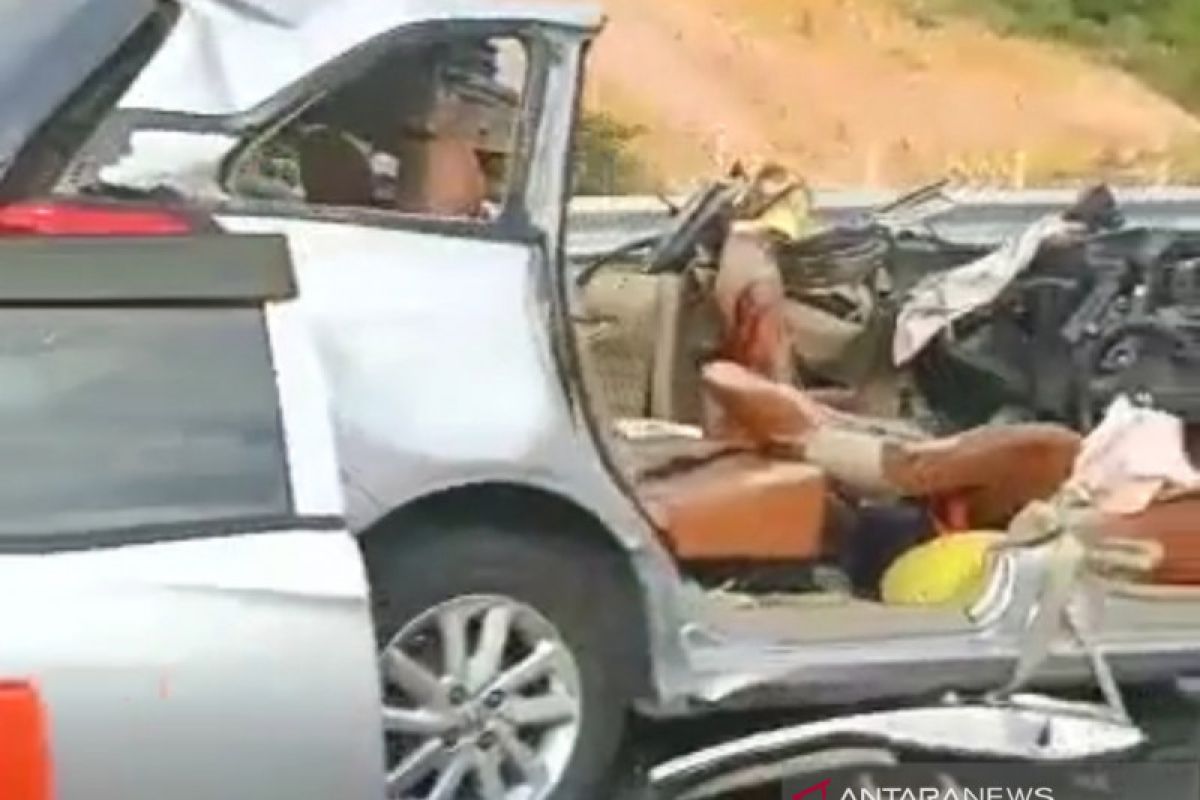 Minibus tabrak Tronton di Tol Pekanbaru-Dumai, dua orang tewas