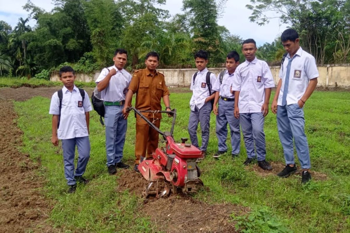 Siswa SMKN Abdya tanam jagung ditengah pandemi COVID-19