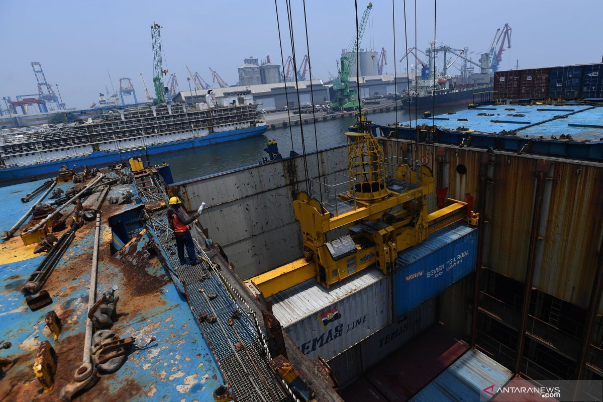 Indonesia's trade balance recorded US$2.1 billion surplus in Dec 2020