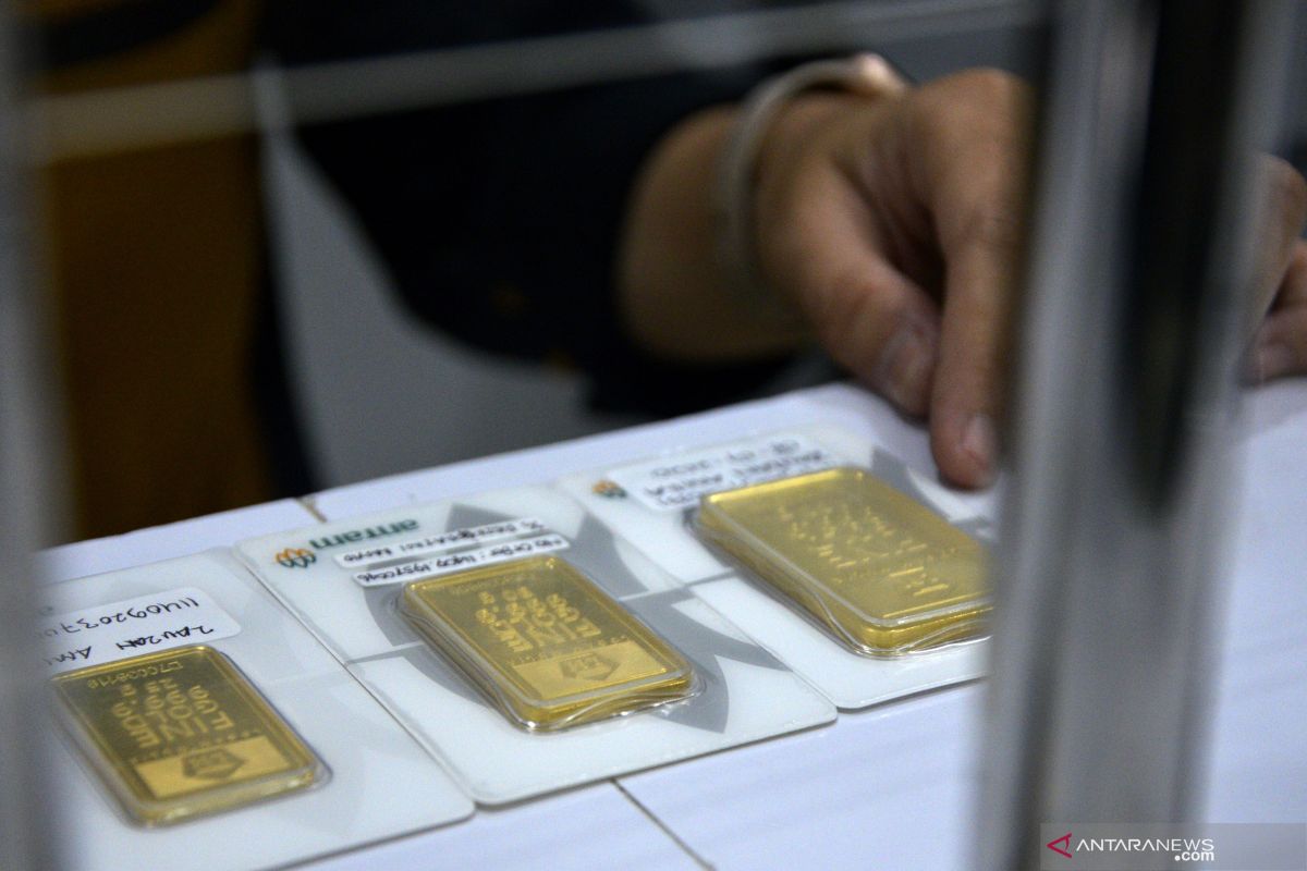 Harga emas Antam stagnan di Rp1,072 juta per gram