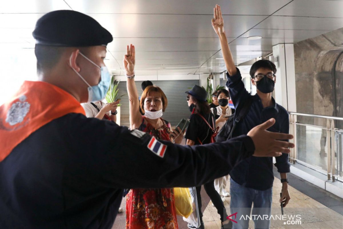Ratusan pemrotes di Thailand tentang peringatan di Bangkok