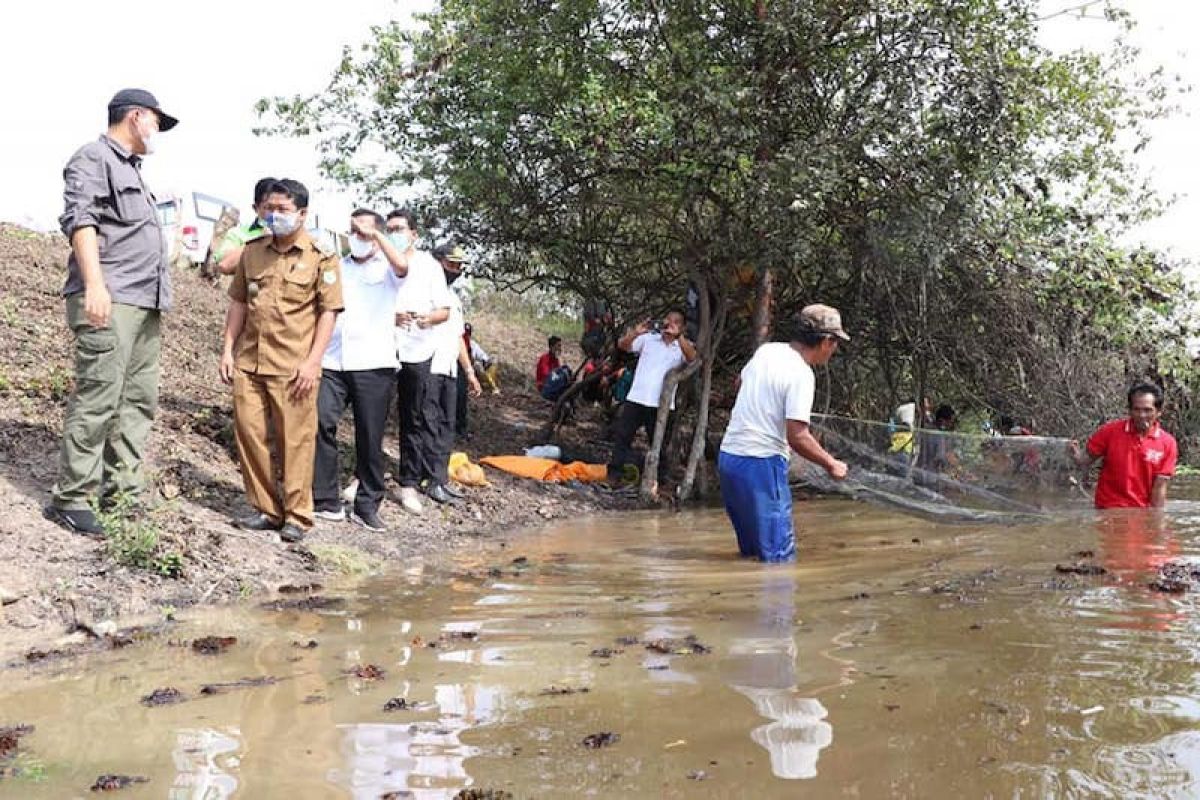 Musi Banyuasin jalankan program padat karya, libatkan puluhan warga bersihkan Danau Siarak