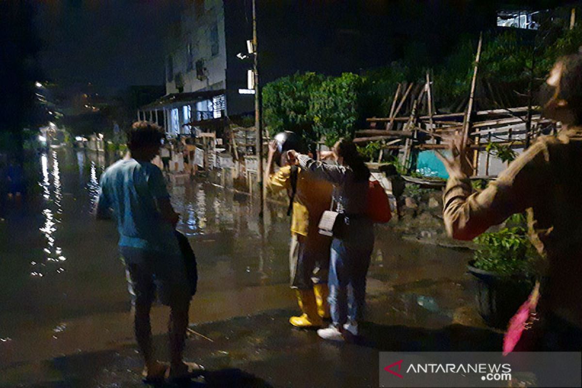 Banjir genangi perumahan belakang kantor Wali Kota Jakarta Selatan