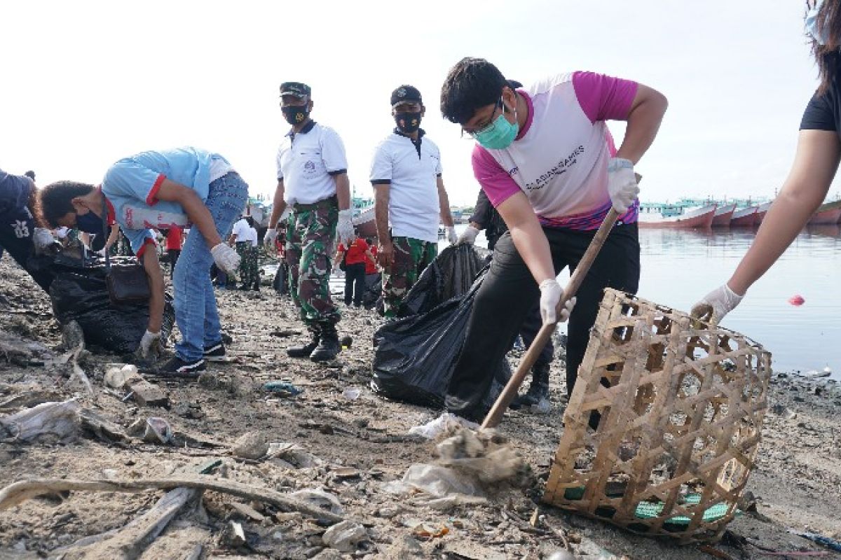 Pelindo III gandeng ekosistem maritim bersih-bersih sampah di Pantai Benoa