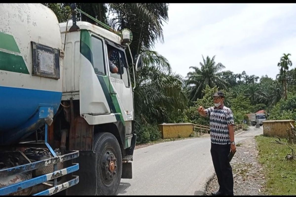 Meski Jembatan Bandar Pulo nyaris roboh, truk tangki CPO tetap coba melintasinya