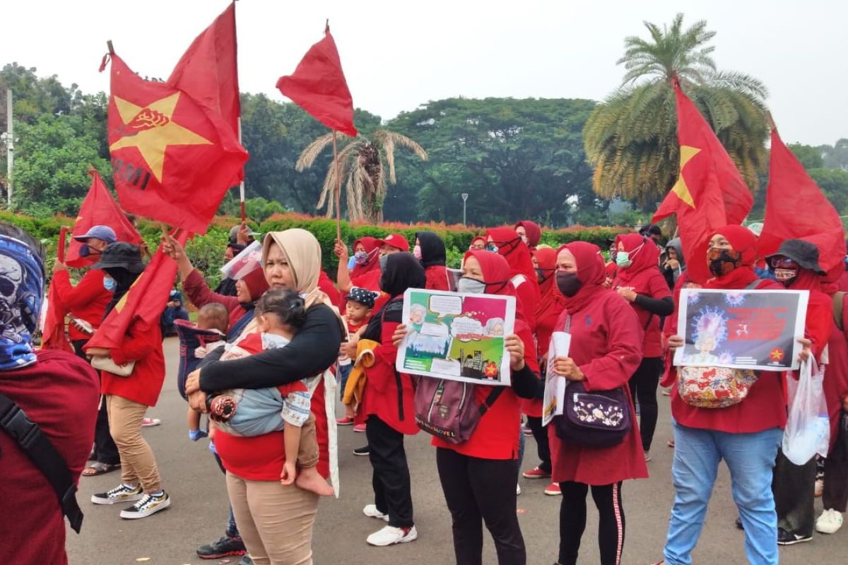 Pedemo UU Cipta Kerja bawa balita dan anak-anak