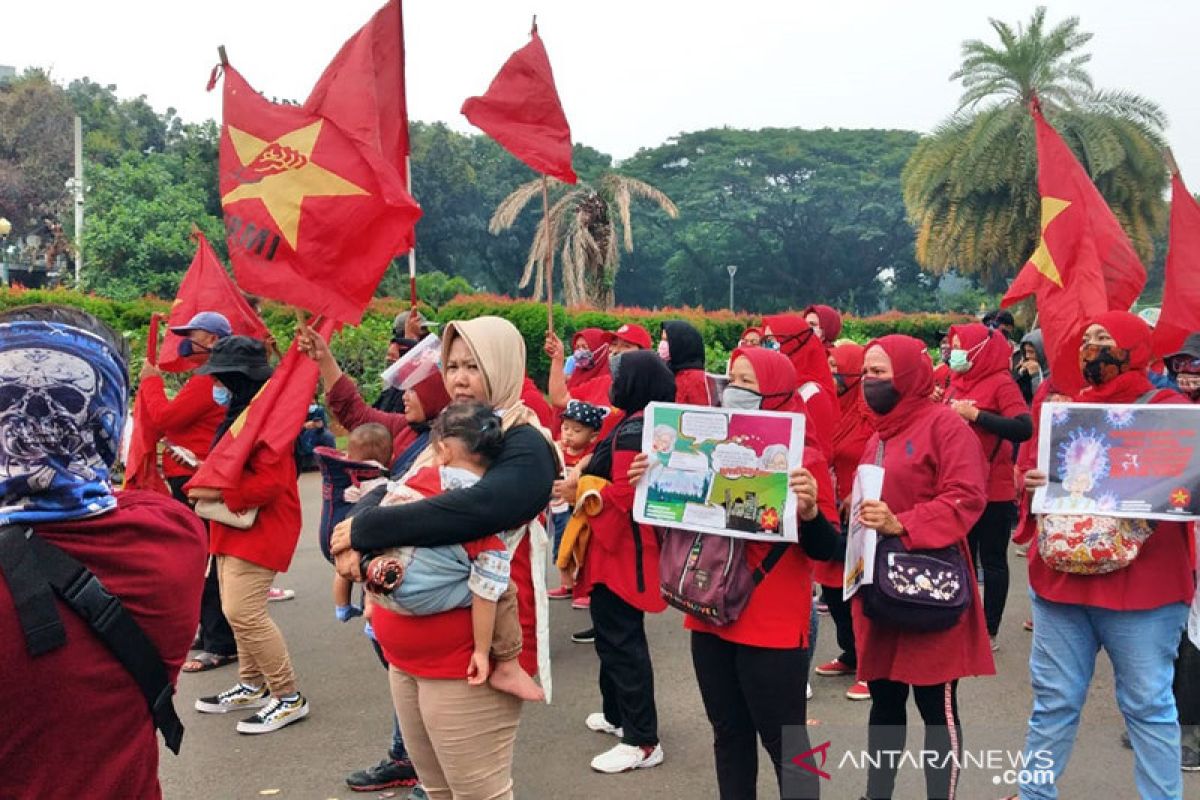 Pedemo UU Cipta Kerja bawa balita dan anak-anak