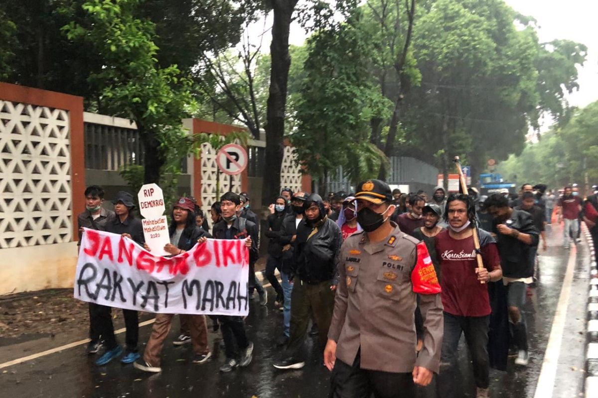 Kapolres Jaksel basah kuyup kawal mahasiswa bubarkan diri usai aksi