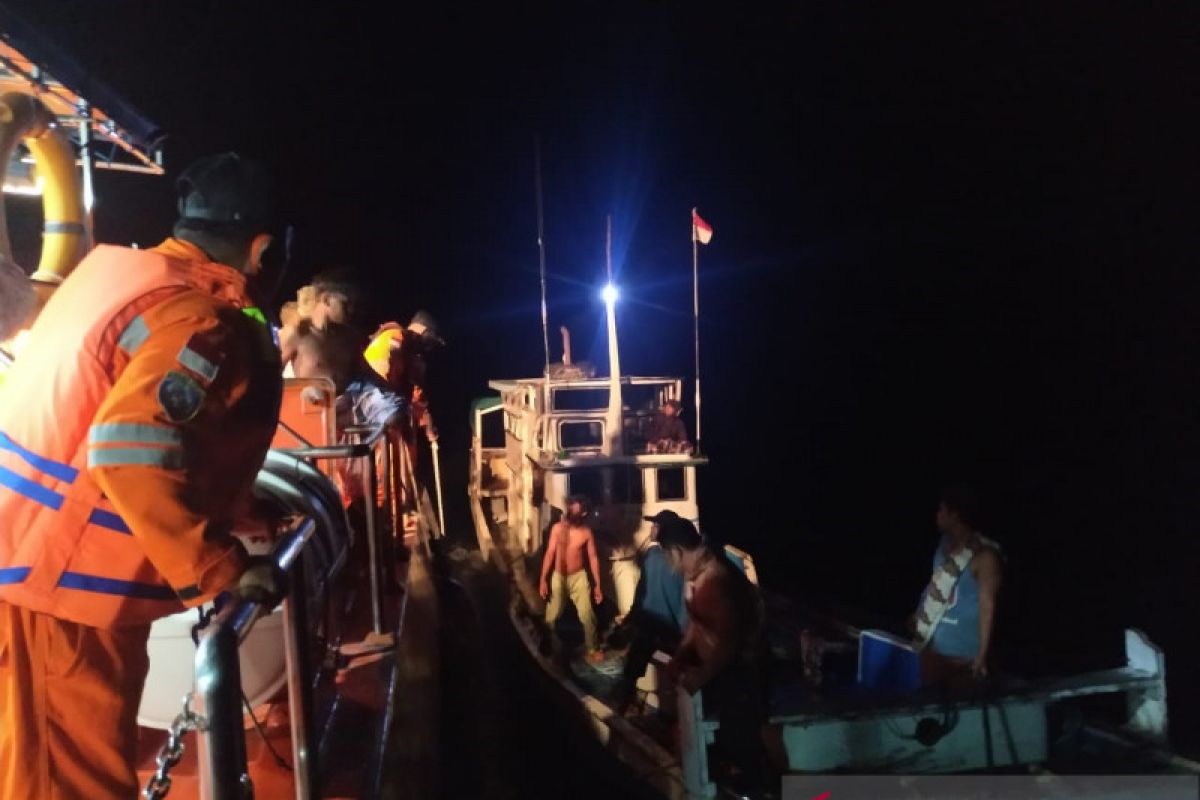 Basarnas Kendari evakuasi sembilan nelayan korban kapal mati mesin