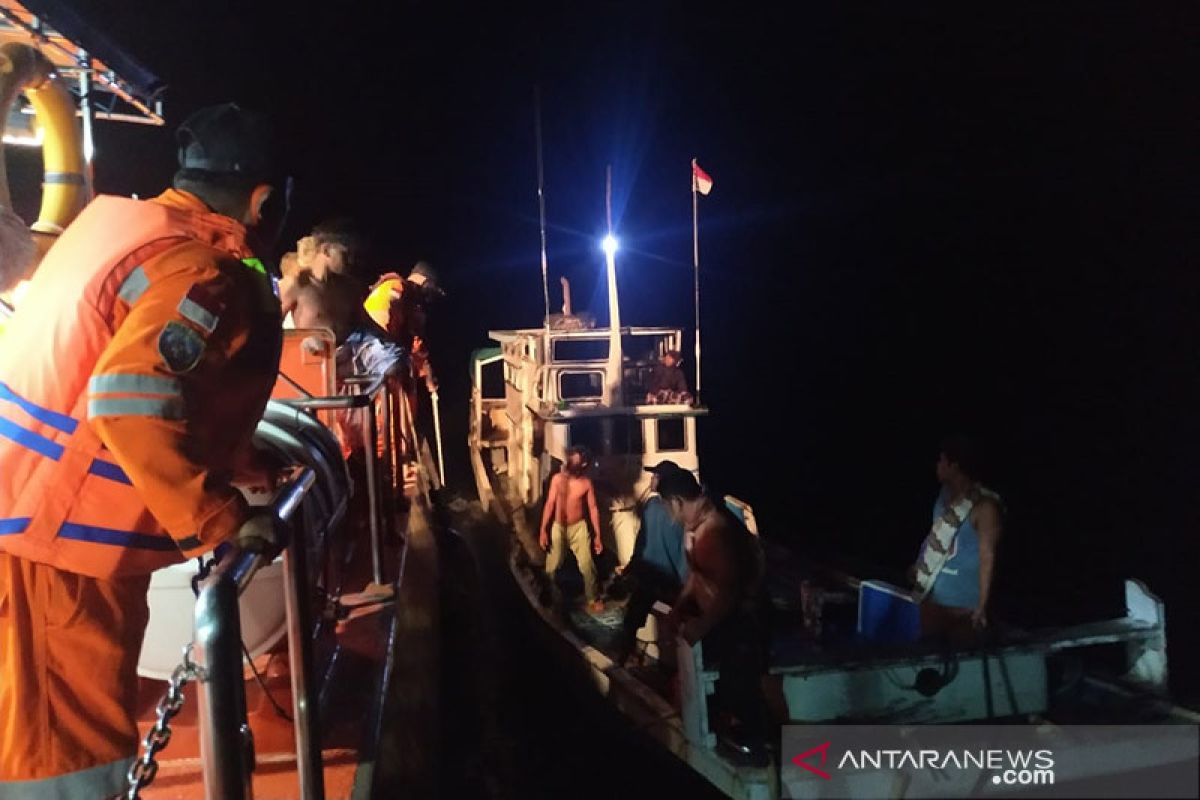 Basarnas evakuasi sembilan nelayan korban kapal mati mesin