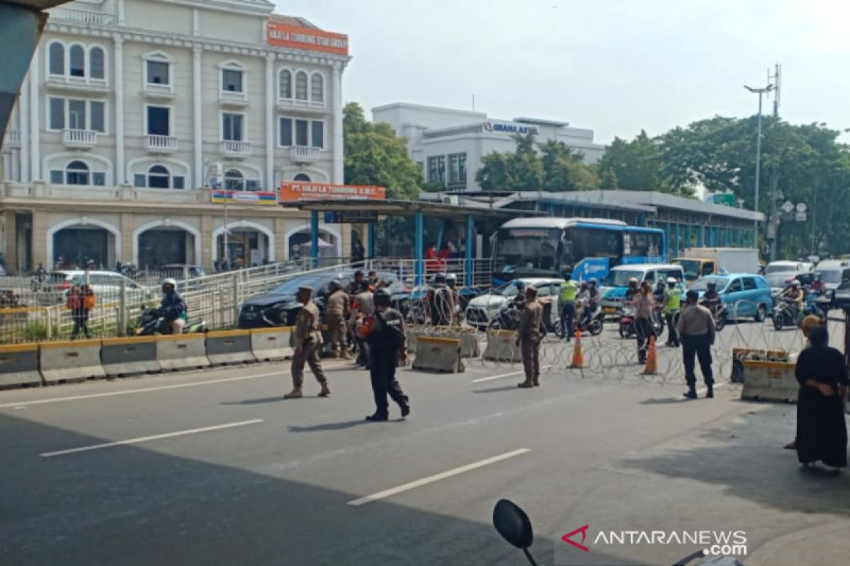 Sejumlah ambulans disiagakan di lokasi demo BEM Seluruh Indonesia Kawasan Monas