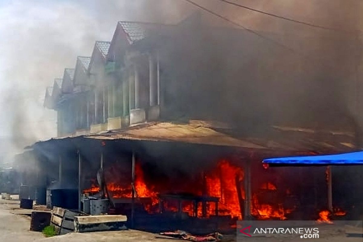 Sejumlah ruko di Pasar Bina Usaha Meulaboh terbakar