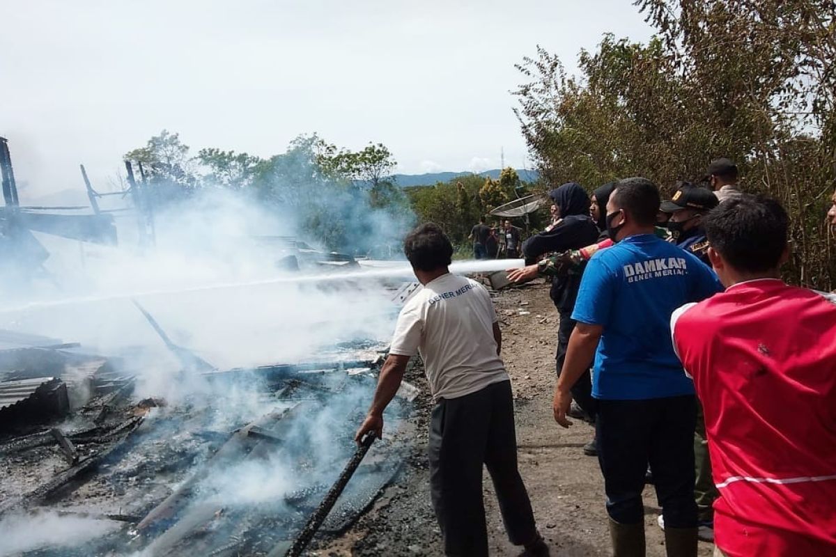 Bupati salurkan bantuan korban kebakaran lima rumah di Bener Meriah