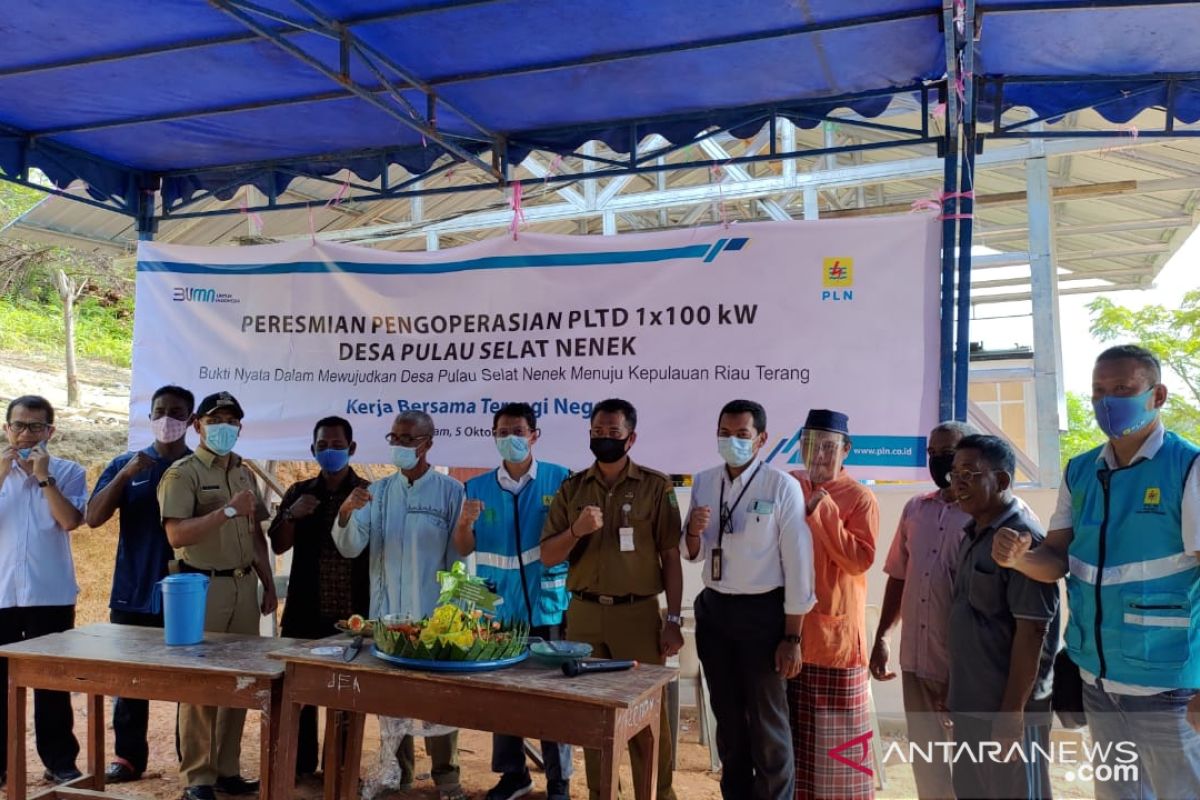 Masyarakat Pulau Jaloh dan Selat Nenek mulai merasakan  listrik