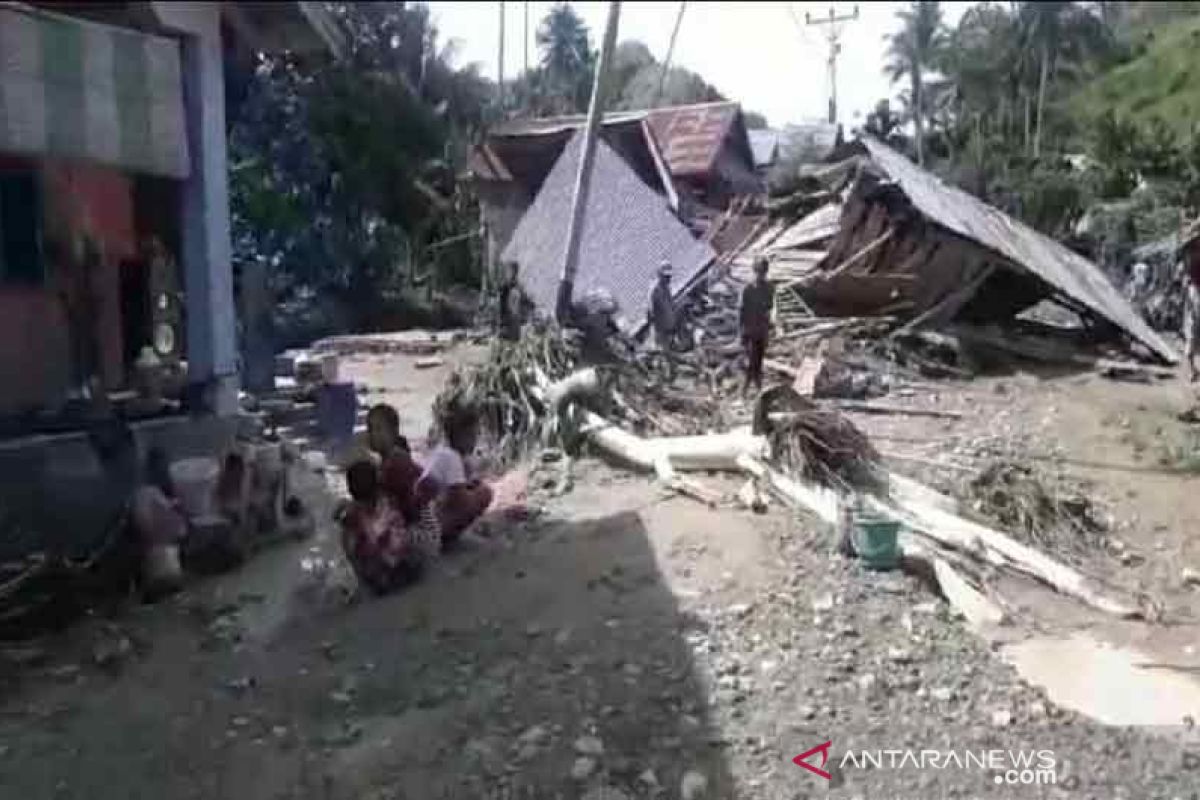 Banjir bandang melanda dua wilayah di Donggala