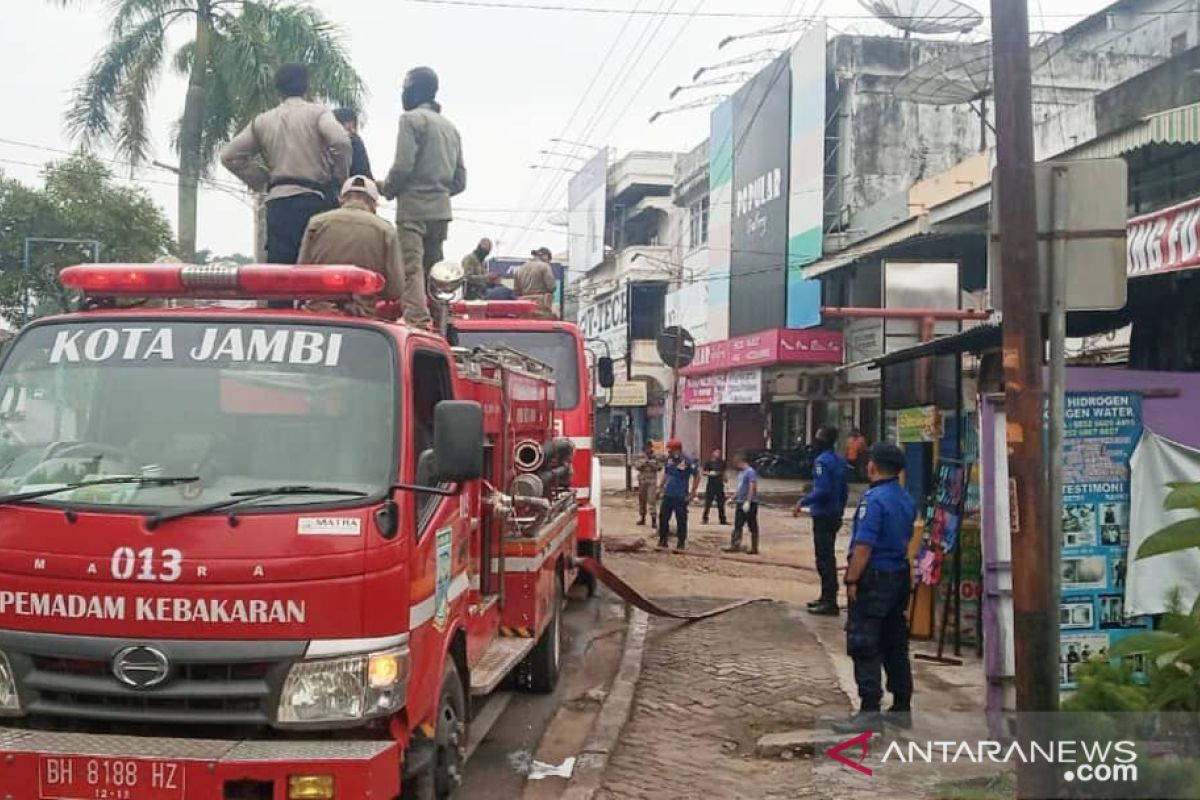 Damkar Kota Jambi tetap siaga meski jumlah kebakaran turun pada tahun 2020