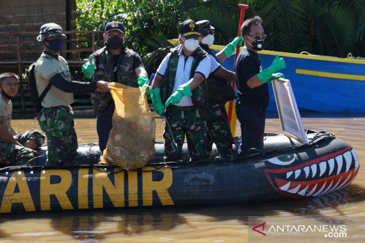 Lantamal VIII menggelar bersih-bersih sungai di Manado