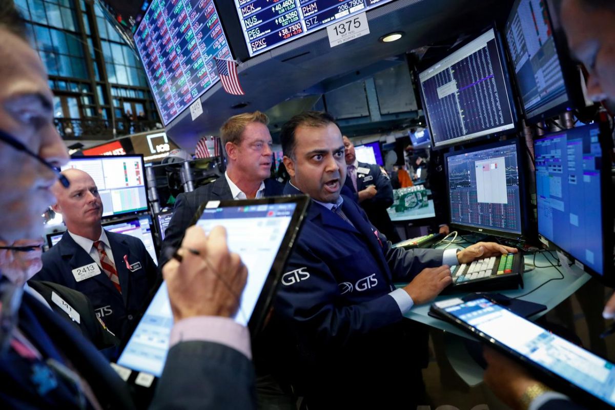 Saham-saham Wall Street dibuka jatuh, indeks Dow Jones anjlok lebih dari 300 poin