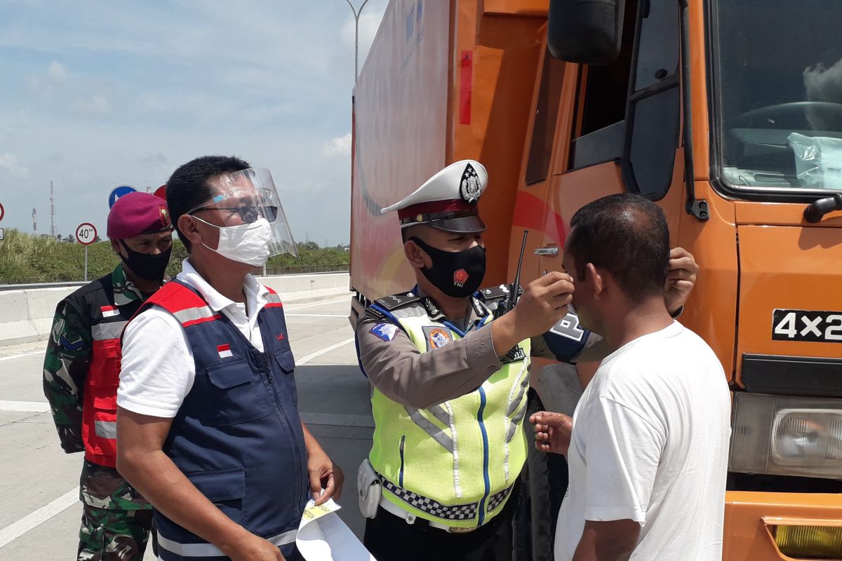 HK lakukan sosialisasi penggunaan masker di pintu masuk gerbang tol