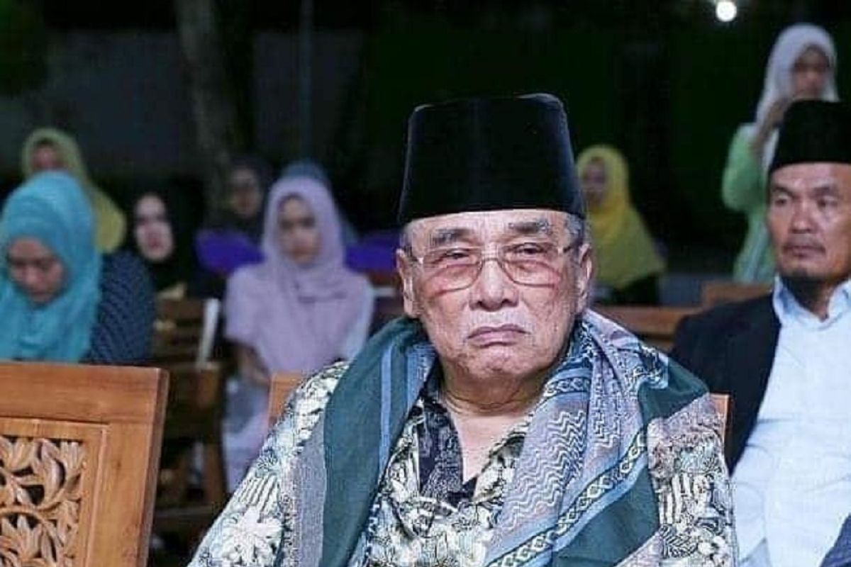 Pengasuh Ponpes Al Falah Ploso Kediri KH Mun'im Djazuli wafat