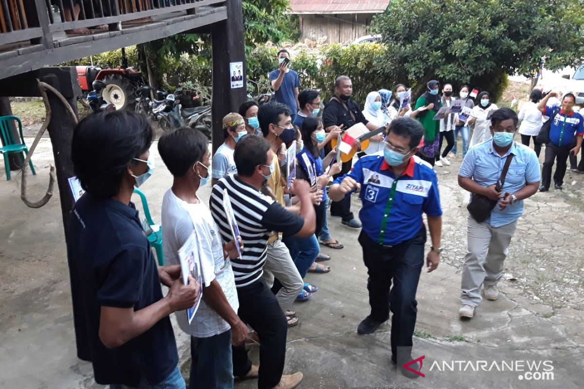 Yansen disambut lagu "Maju Tak Gentar" oleh warga Desa Gunung Seriang