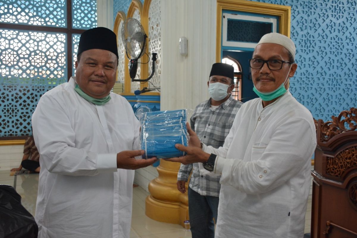 Cegah penyebaran COVID-19, Pemkot Sibolga bagikan 5.110 masker untuk jamaah masjid