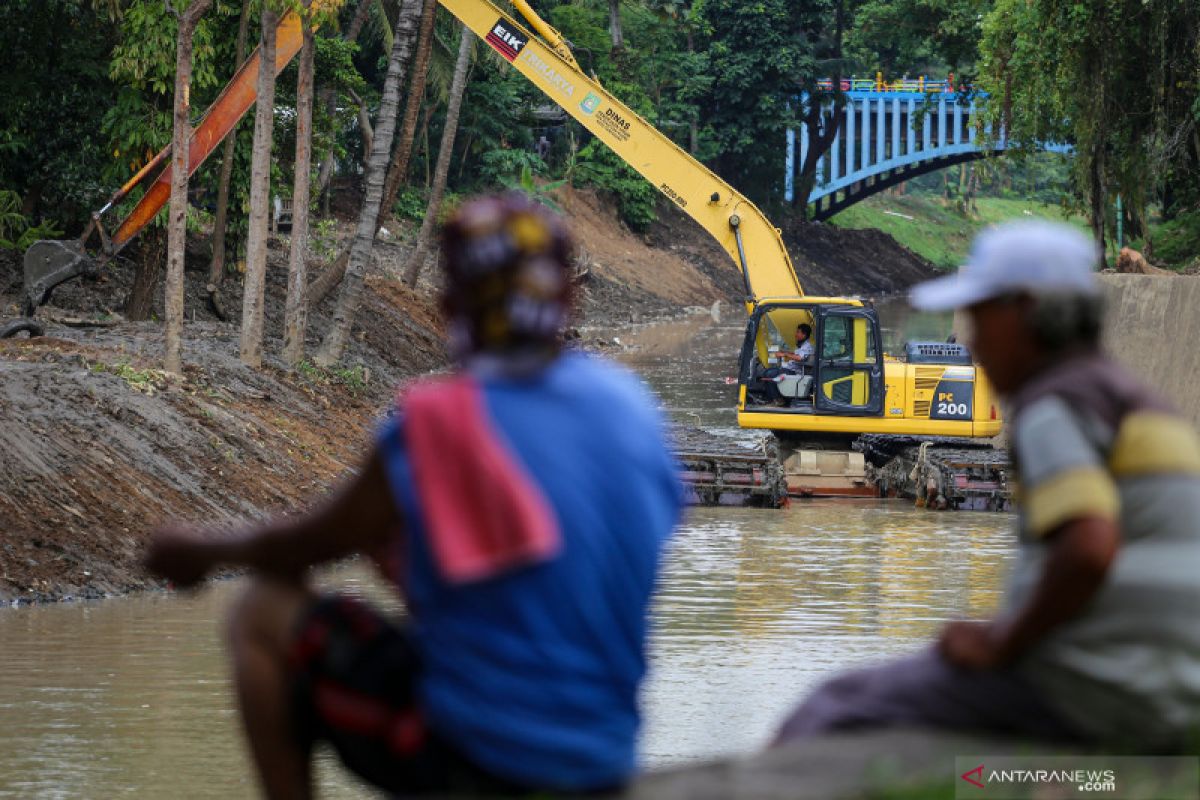 Dinas PUPR lakukan normalisasi dan bangun jembatan atasi genangan