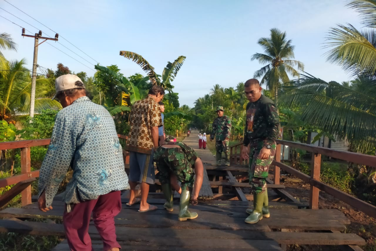 TNI menularkan semangat membara kepada warga di Pulau Hanaut