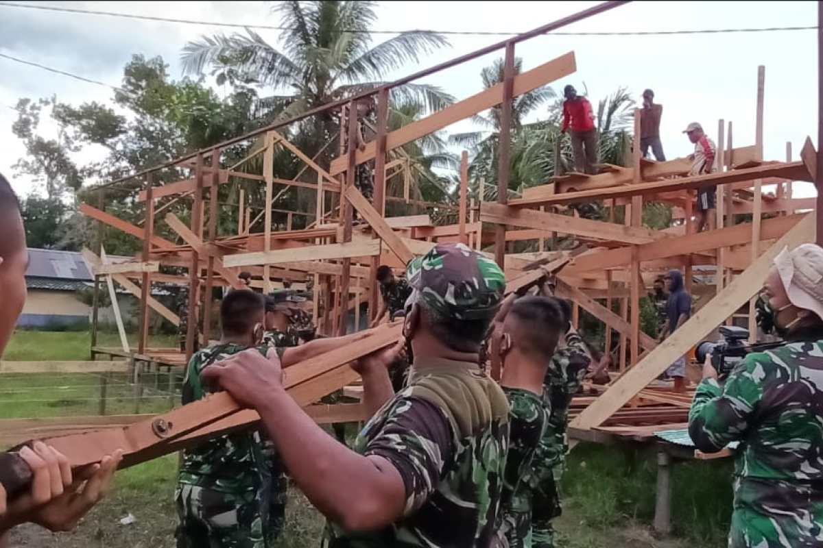 Pembangunan Pos Terpadu TMMD kini masuk tahap pemasangan atap