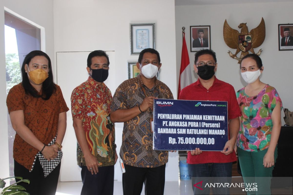 AP-1 Bandara Samrat bagikan 5.000 masker sosialisasi kebiasaan baru