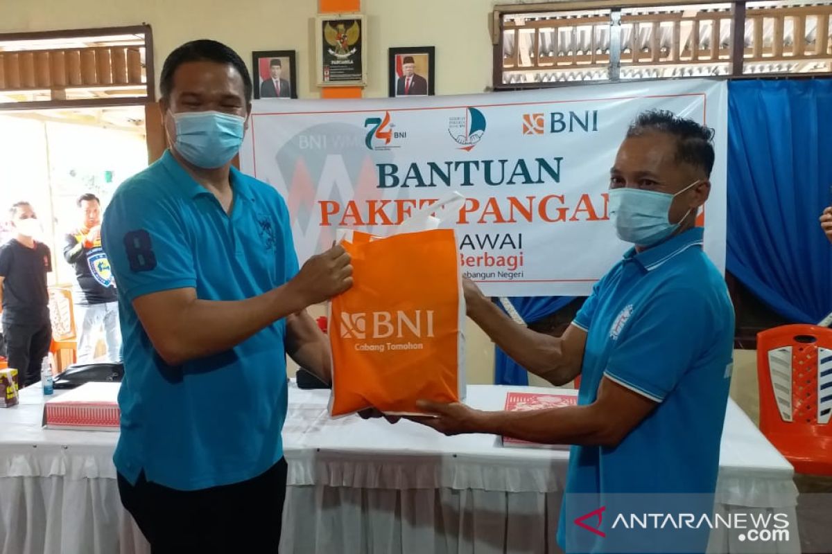 Pegawai BNI berbagi paket sembako masyarakat Mitra terdampak COVID-19