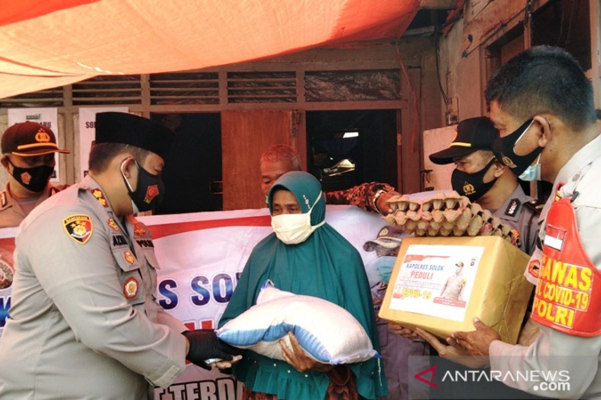 Polres Solok bantu masyarakat terdampak COVID-19