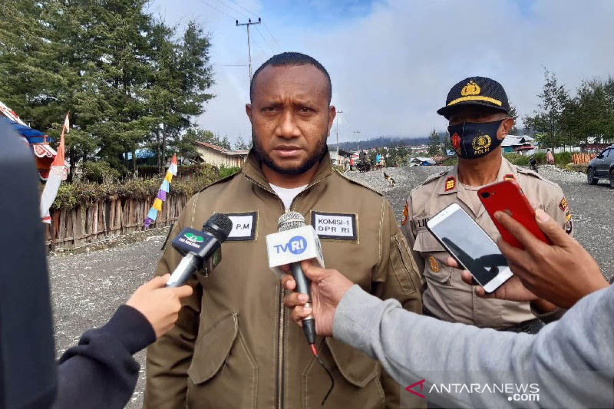 Anggota DPR Yan Mandenas apresiasi TNI dalam kasus pembakaran rumah dinas di Papua