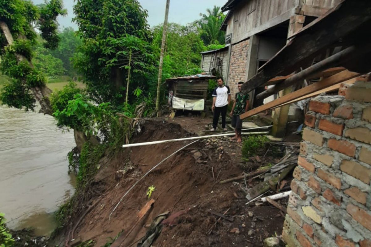 Belasan rumah warga Desa Pusar  OKU terancam longsor