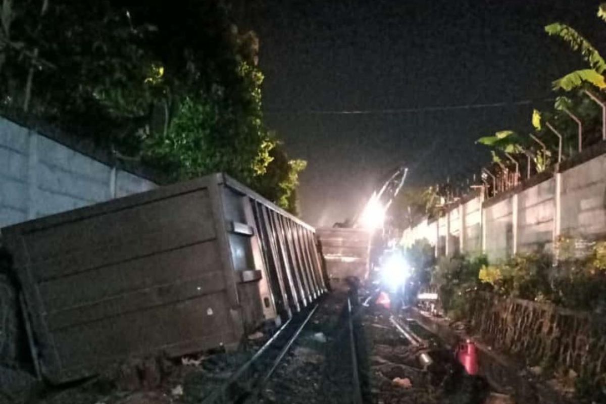 Petugas masih evakuasi KA Babaranjang yang ditabrak truk semen