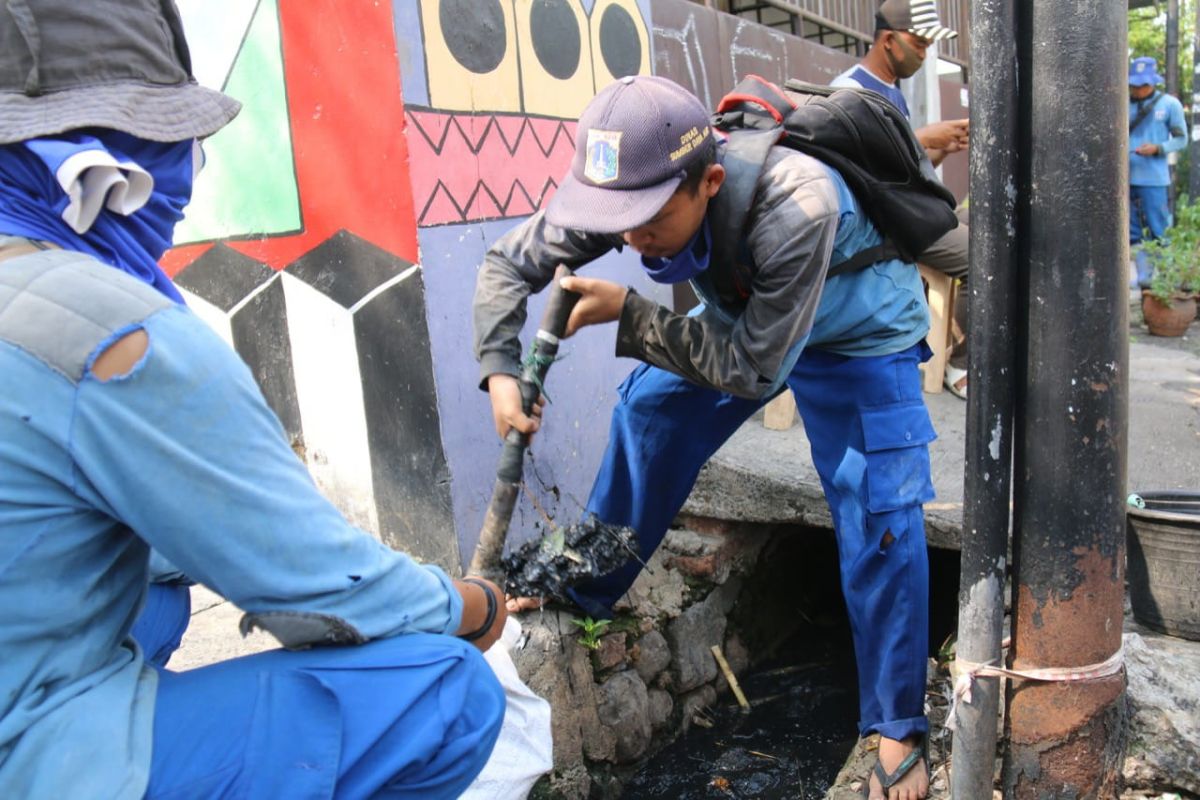 Pemkot Jakpus gerebek lumpur di saluran penghubung Jalan Sedap Malam