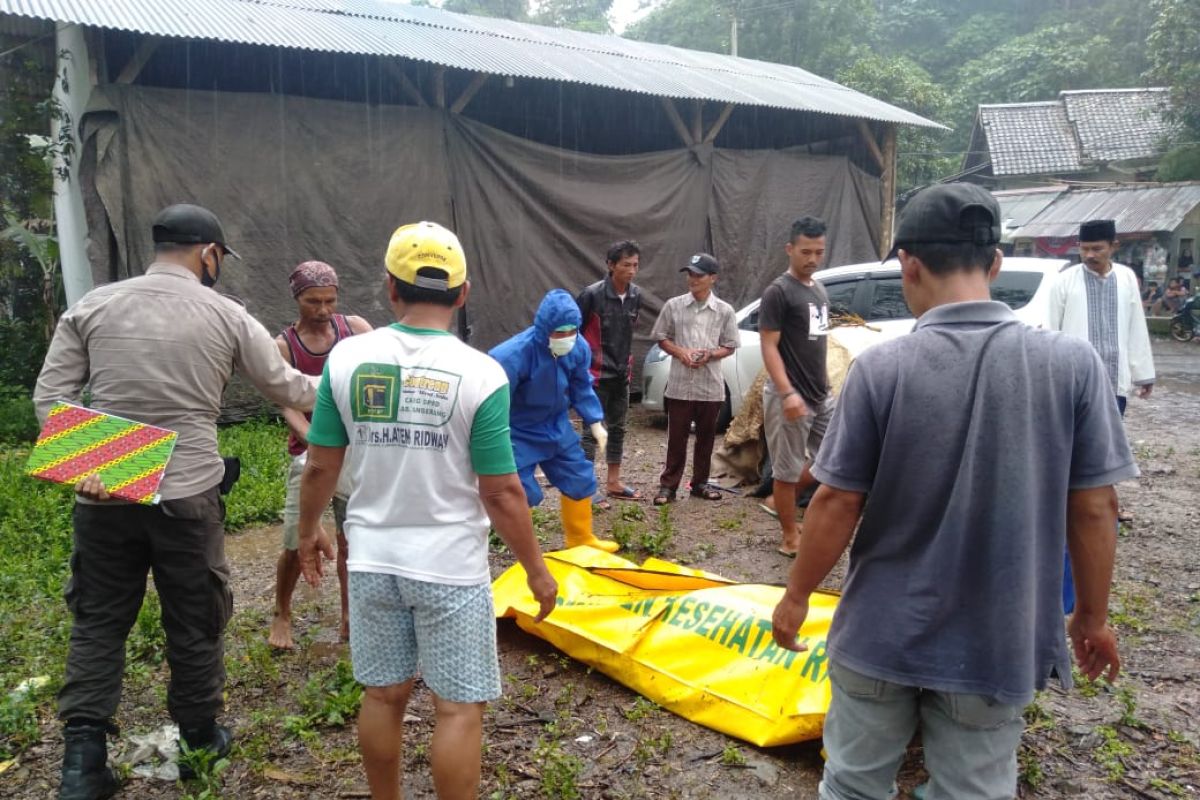 Warga Pandeglang dihebohkan penemuan sosok mayat di kolam ikan