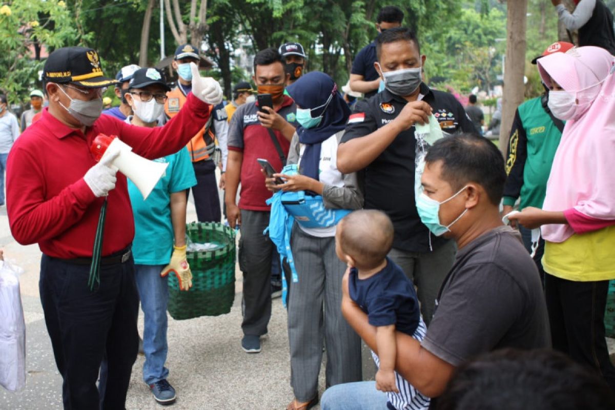 Ikut bersihkan sampah, warga Sidoarjo-Jatim diberi masker gratis