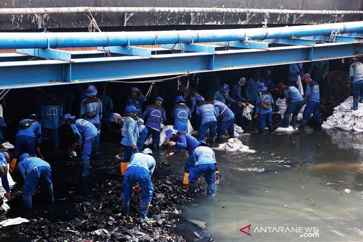 350 personel dikerahkan untuk Gerebek Lumpur Kali Sentiong