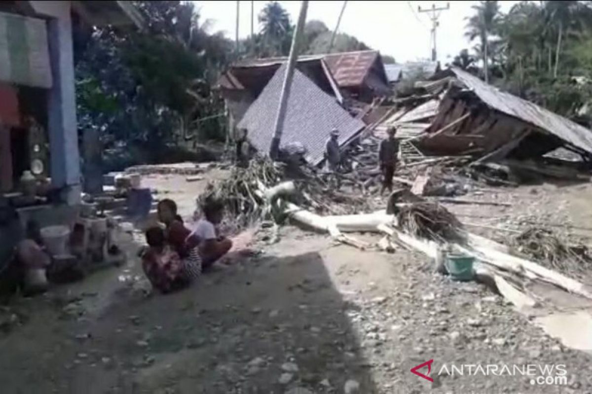 Pemkab Donggala  kerahkan sejumlah alat berat ke lokasi banjir