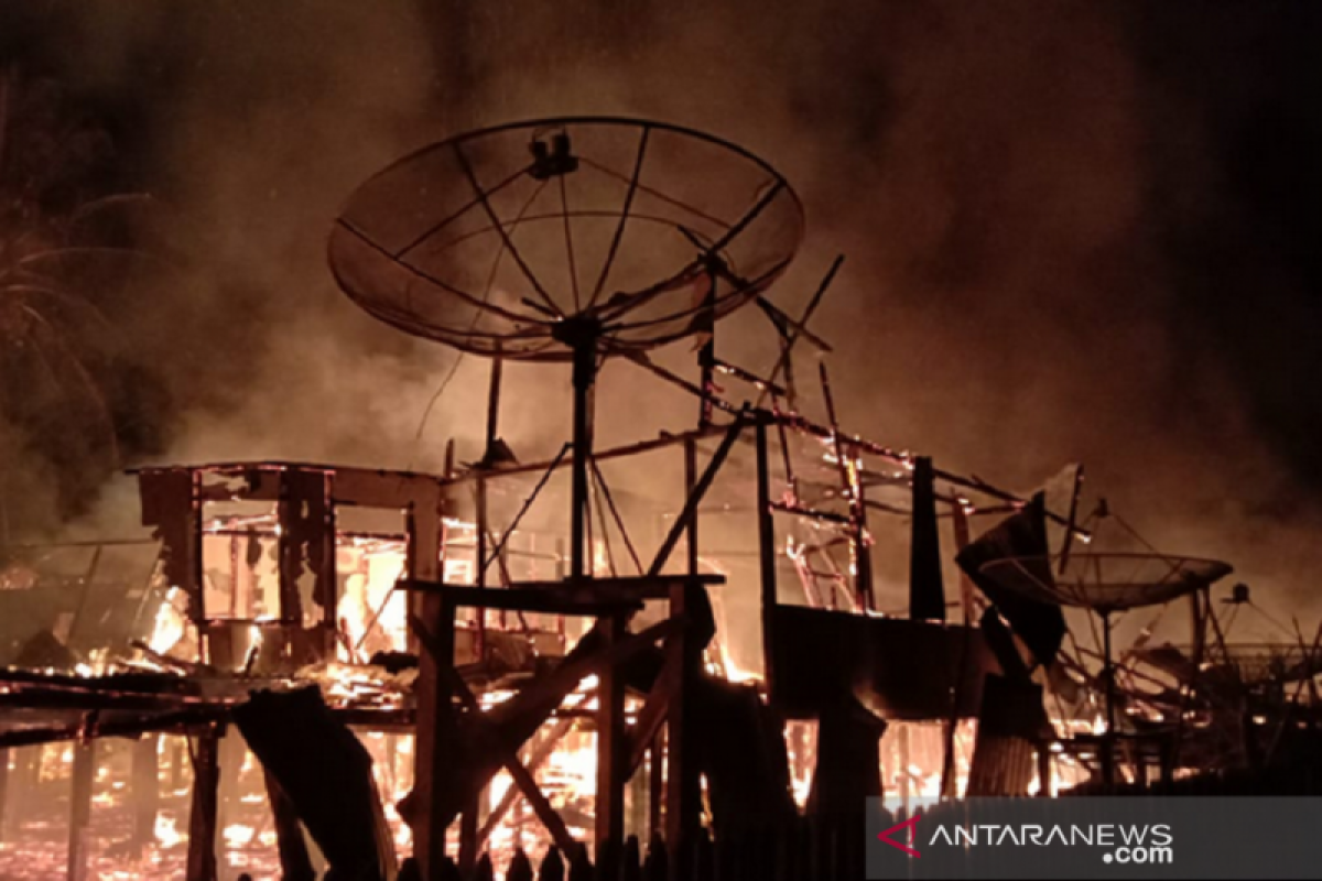 Rumah Betang Dayak Taman Kapuas Sayut Kapuas Hulu terbakar