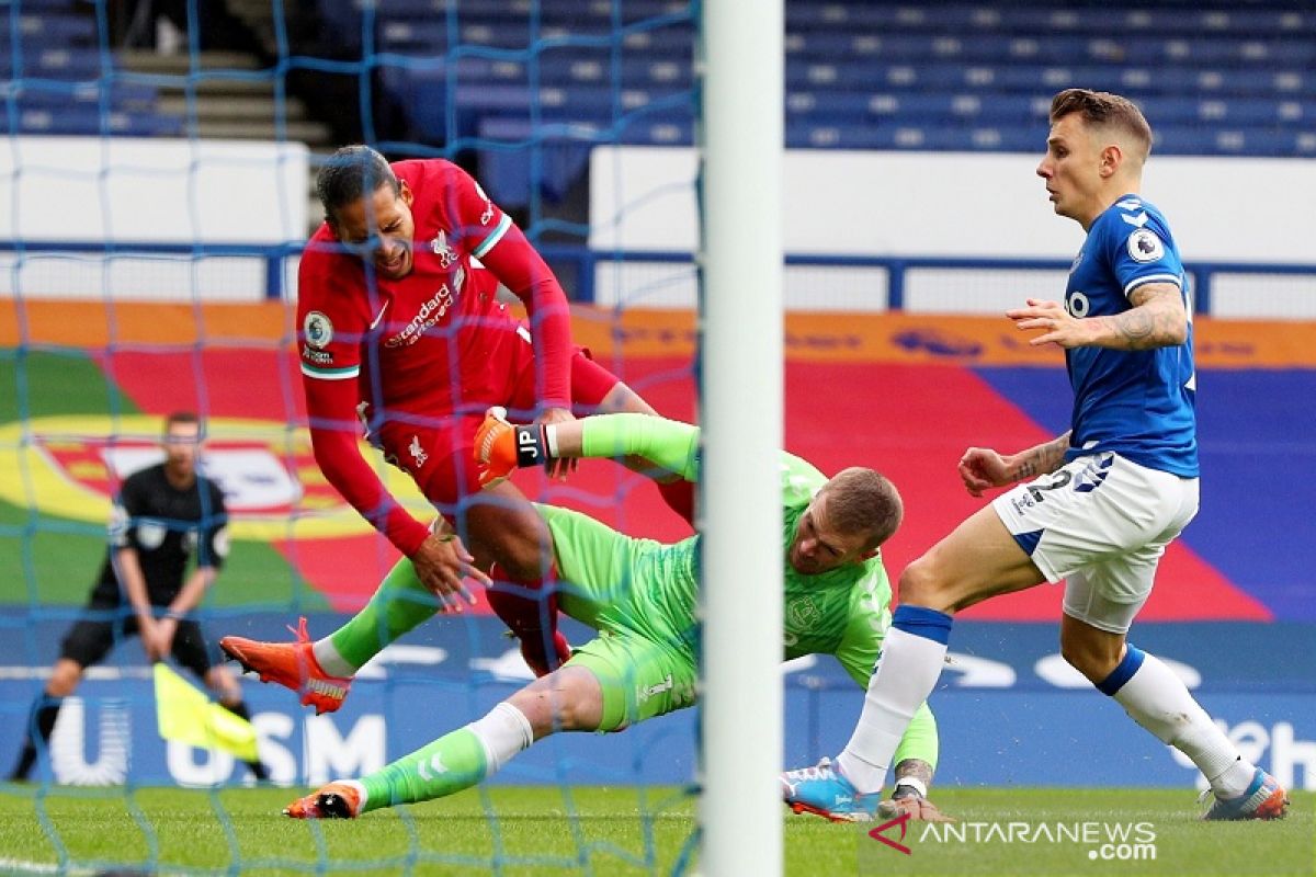 Gara-gara kiper Everton Jordan Pickford, Van Dijk harus jalani operasi lutut