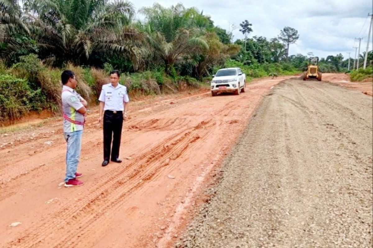 Wabup Lamandau tinjau pengerjaan sejumlah ruas jalan