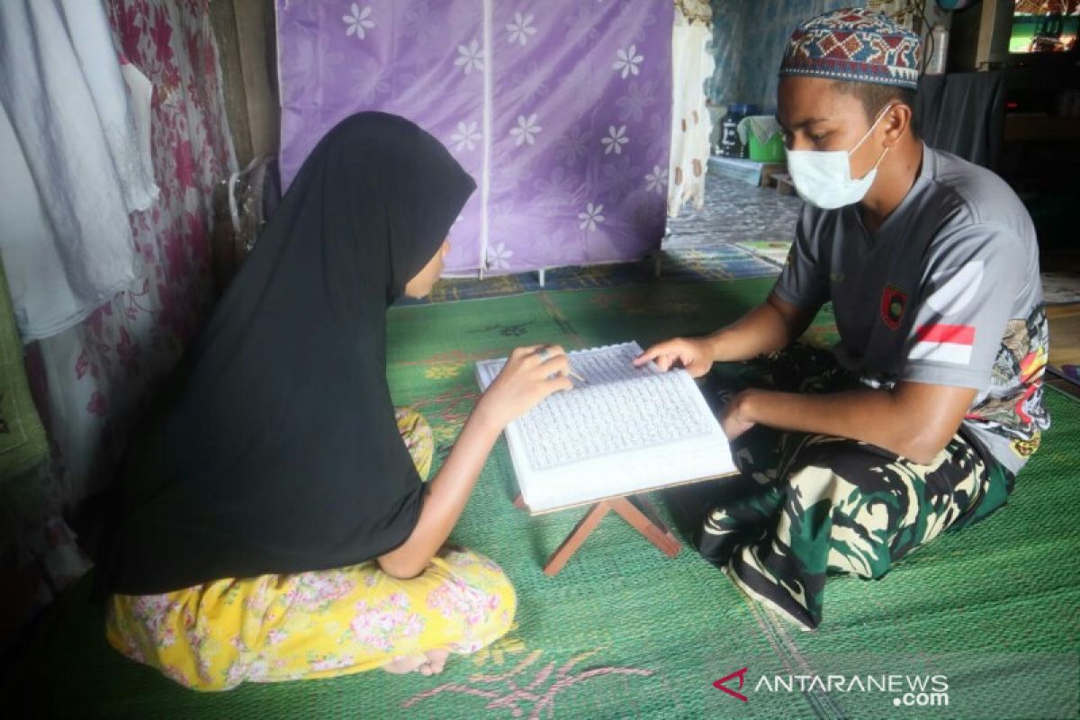 Anggota TNI 'nyambi' guru ngaji dan bertani