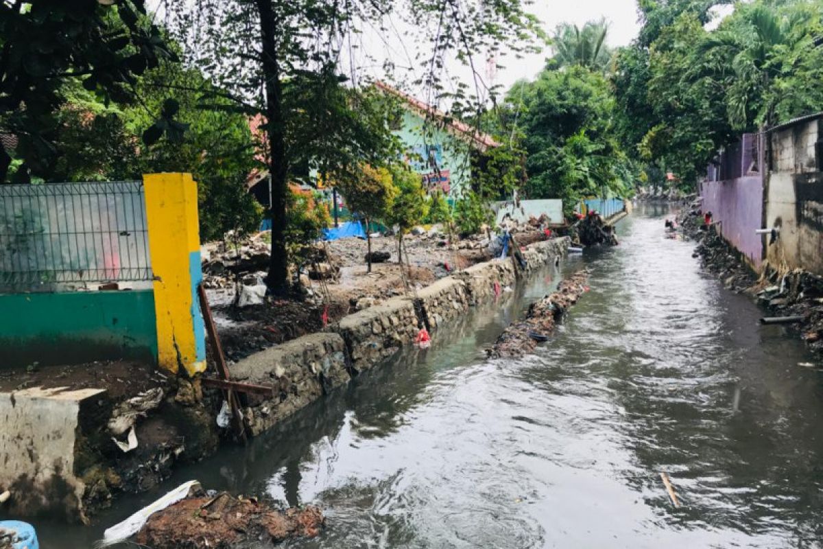 Sudin SDA Jakbar menormalisasi Kali Sekretaris di Jalan Sasak I