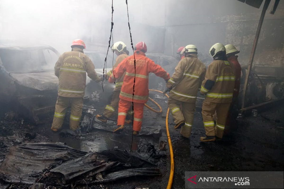 Belasan kendaraan berikut bangunan bengkel reparasi terbakar di Jaktim