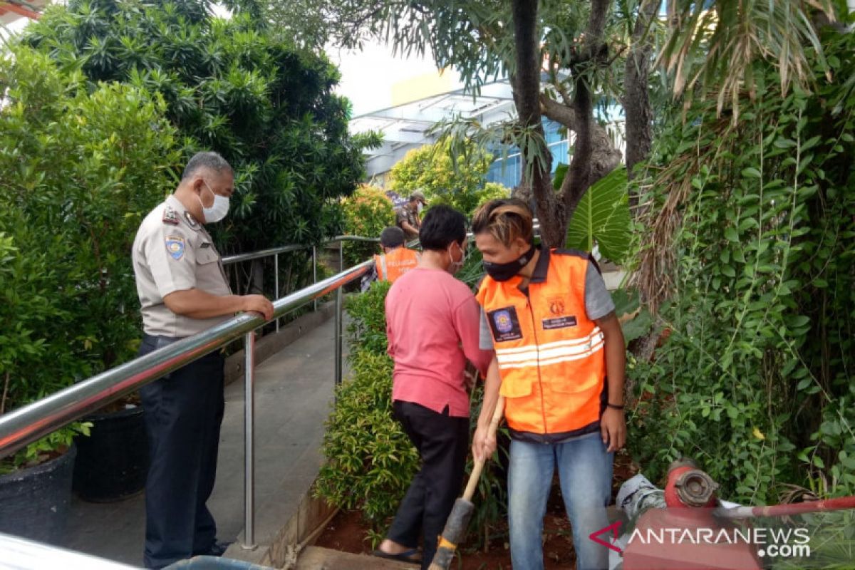 Aparat jaring 31 pelintas tanpa masker di Jalan Latimenten Raya